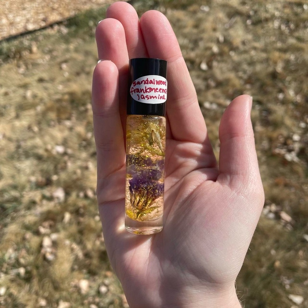 Sandalwood Jasmine & Frankincense essential oil roller💜💛